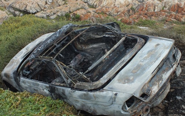 Die BMW sagtekap sportmotor van Pieter Bekker wat by die Gansbaai getypoel op die rotse beland en uitgebrand het. Bekker het ernstige brandwonde opgedoen. 